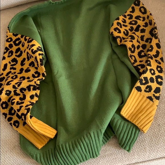 🆕🐆Oversized Leopard Sleeve Sweater - Picture 2 of 8